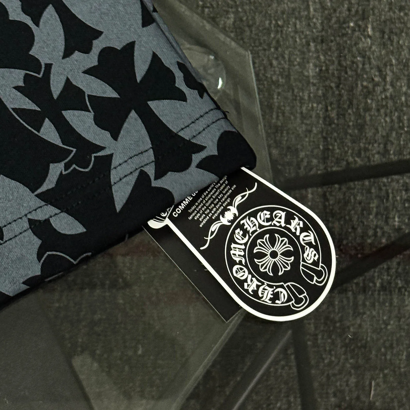 P180 Chrome Hearts 25 high-end versions. The fabric is made of 300 grams of high-density pure cotton. It does not deform or shrink. It has three labels. It is the same style for men and women. Technology: all-over printing + digital printing. Color: white, black. SIZE: S-XL.